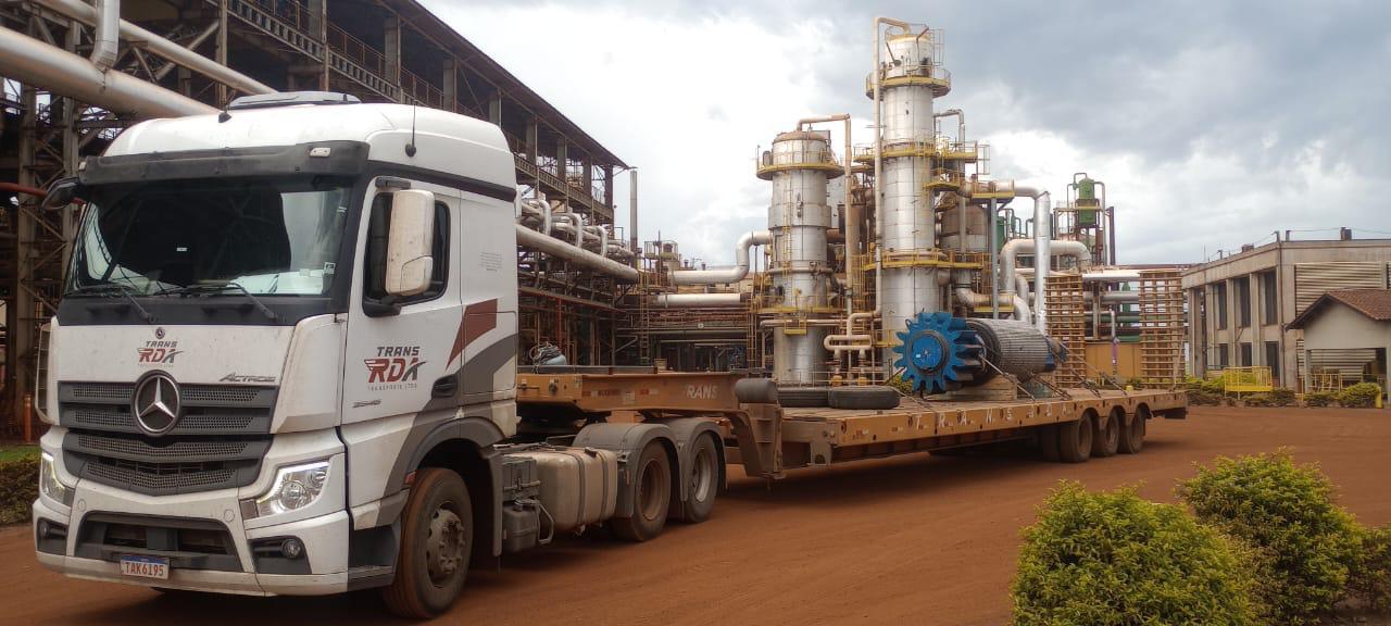 Caminhão RDA com equipamento industrial em planta de processamento