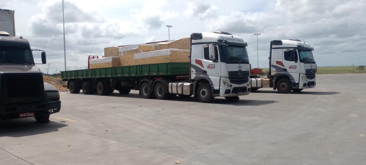 Caminhão RDA com carga geral em carroceria aberta durante uma operação de transporte